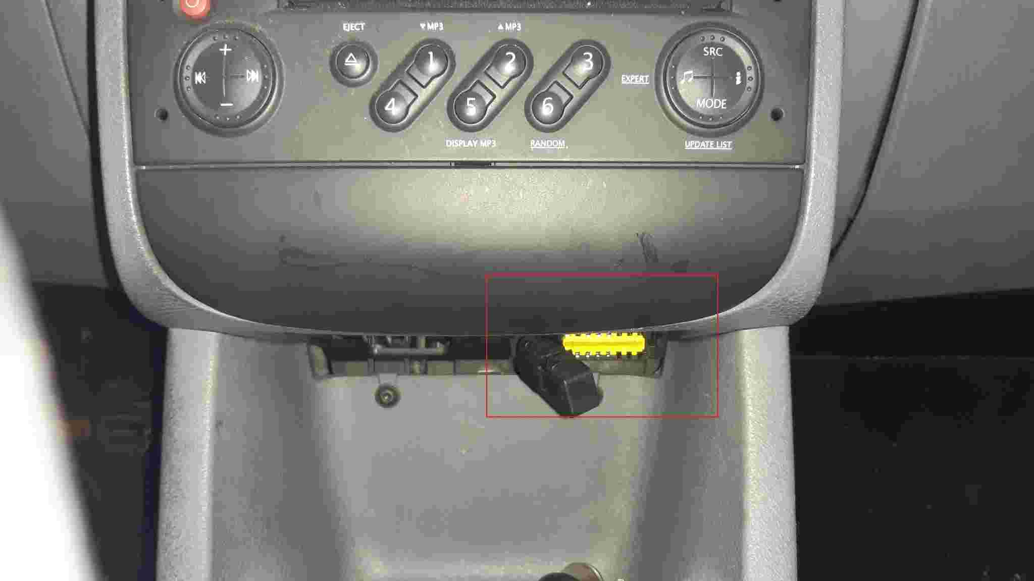 Emplacement de la prise OBD2 jaune sous la console centrale d une Renault Modus