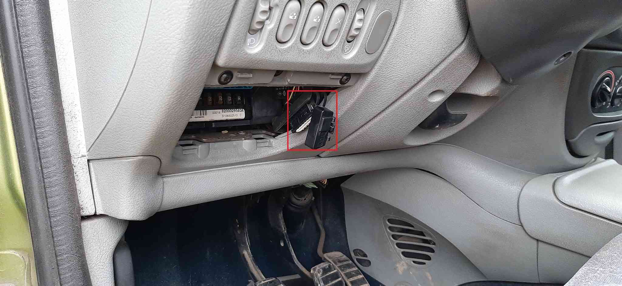 Emplacement de la prise de diagnostic OBD2 sous le tableau de bord d un Renault Scenic 1