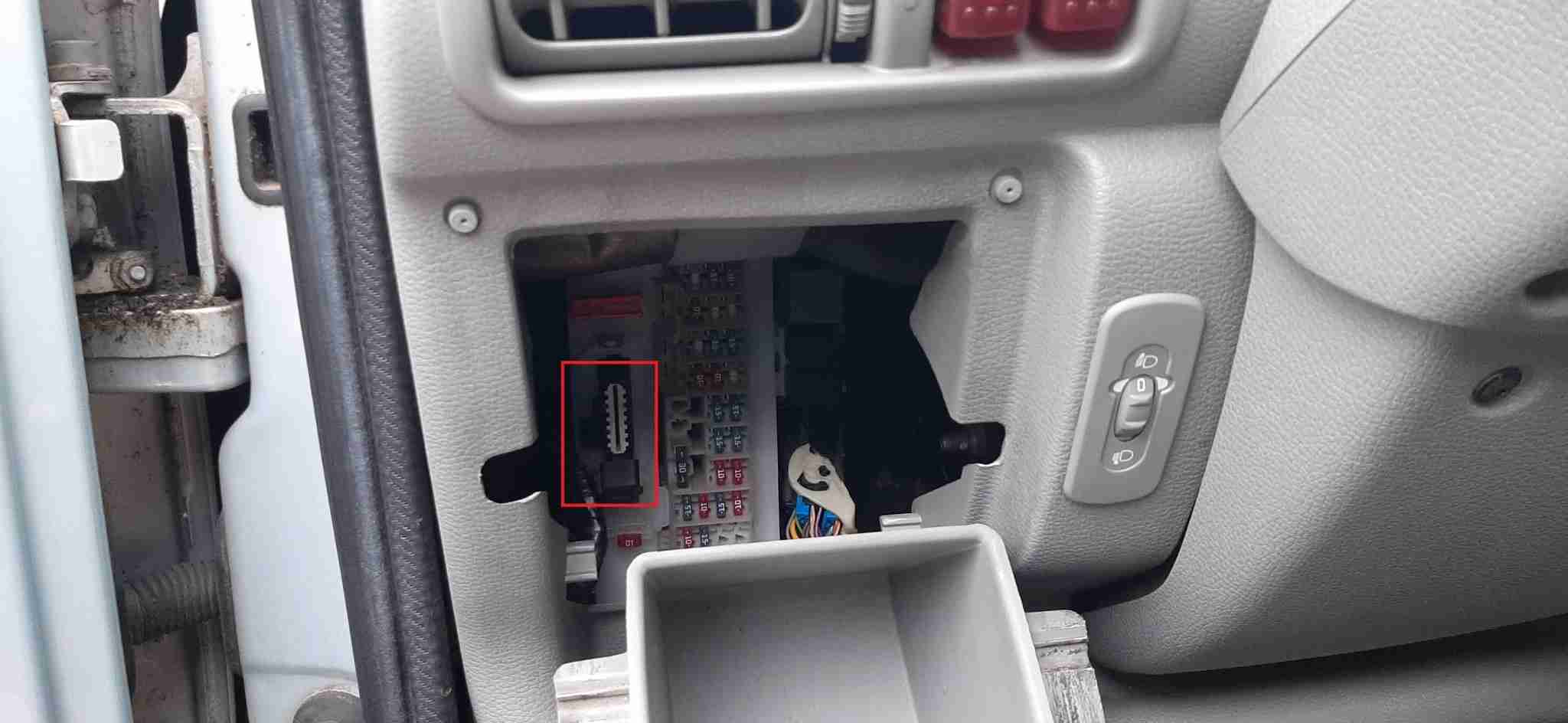 Emplacement de la prise OBD2 noire dans la boite a fusibles d une Renault Twingo 1