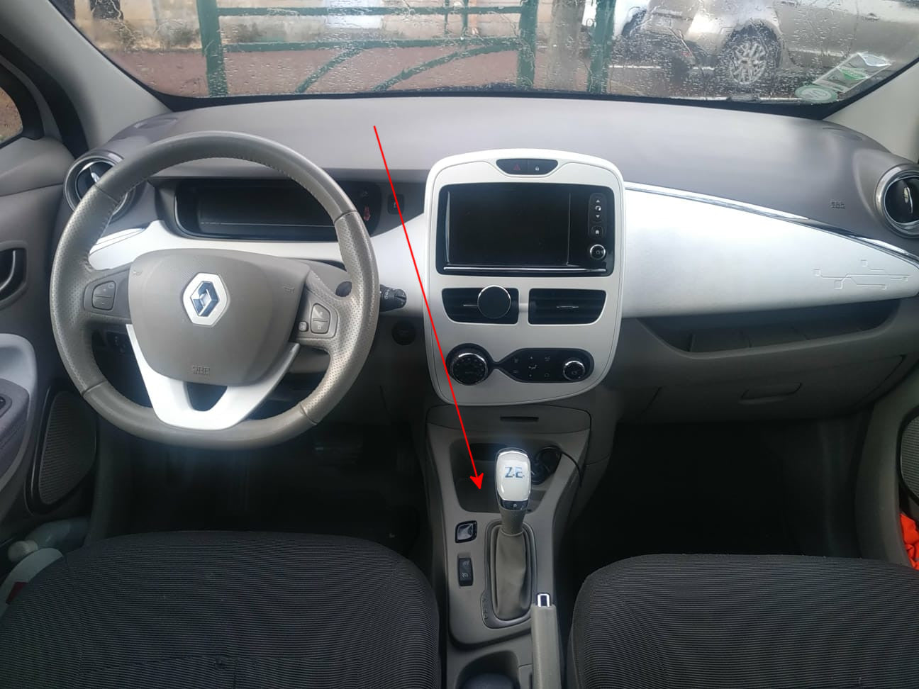 Fleche indiquant l emplacement de la prise OBD pour valise de diagnostic sur Renault Zoe