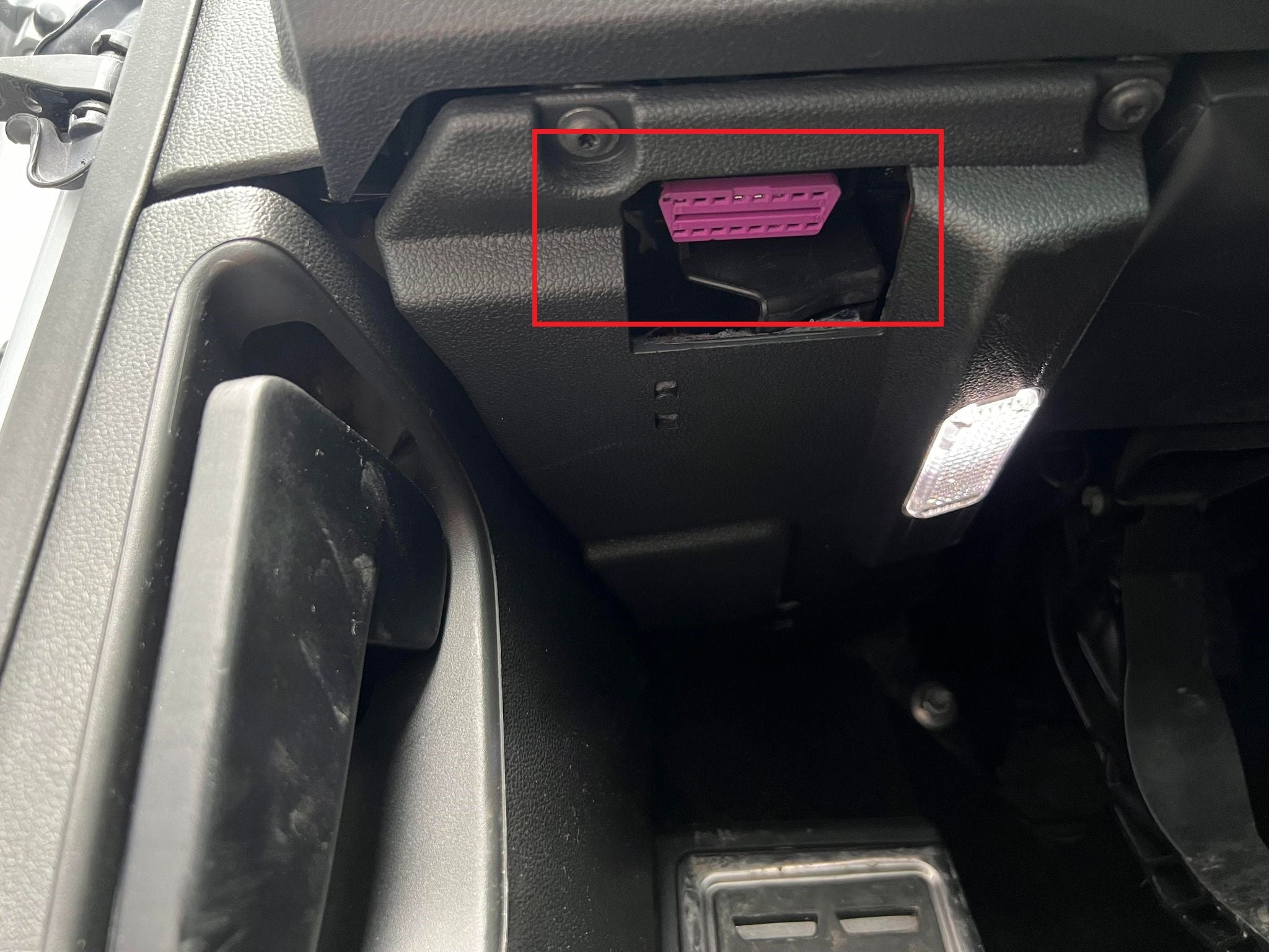 Emplacement de la prise de diagnostic OBD2 violette sous le volant d une Golf 6