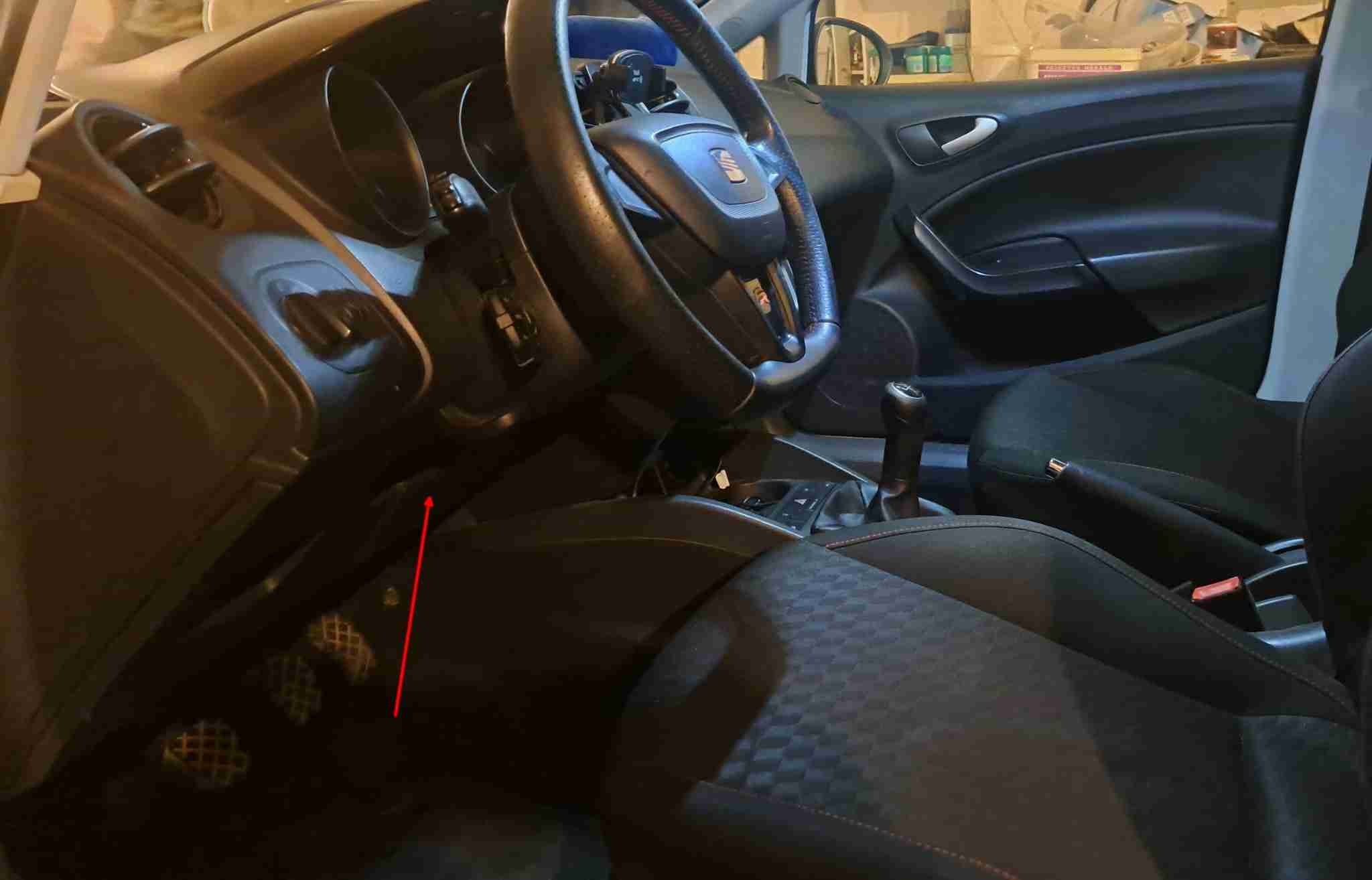 Localisation de la prise de diagnostic OBD2 sous le volant d une Seat Ibiza 6J