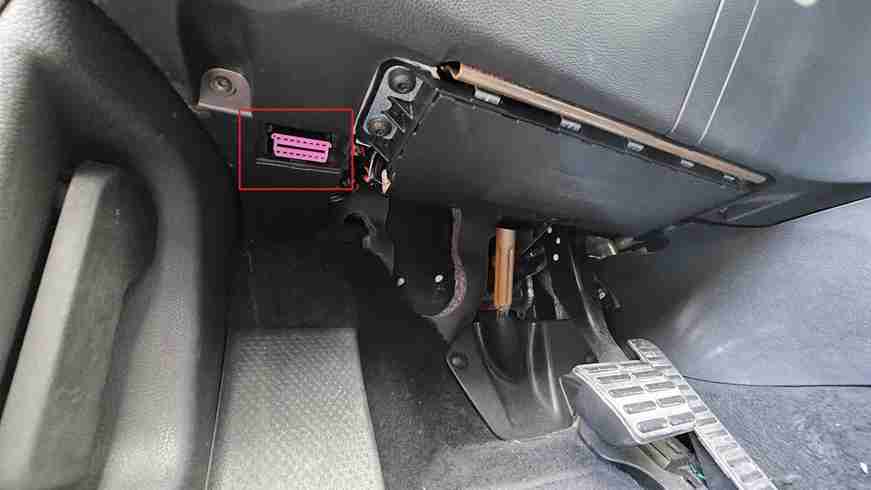 Emplacement de la prise de diagnostic OBD2 violette sous le tableau de bord d une Skoda Yeti