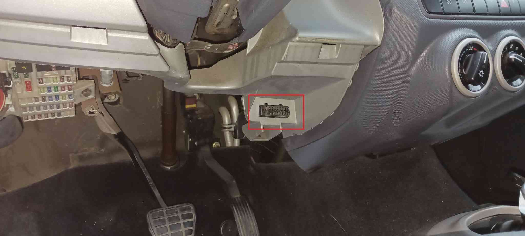 Localisation de la prise de diagnostic OBD2 sous le tableau de bord d'une Smart Forfour
