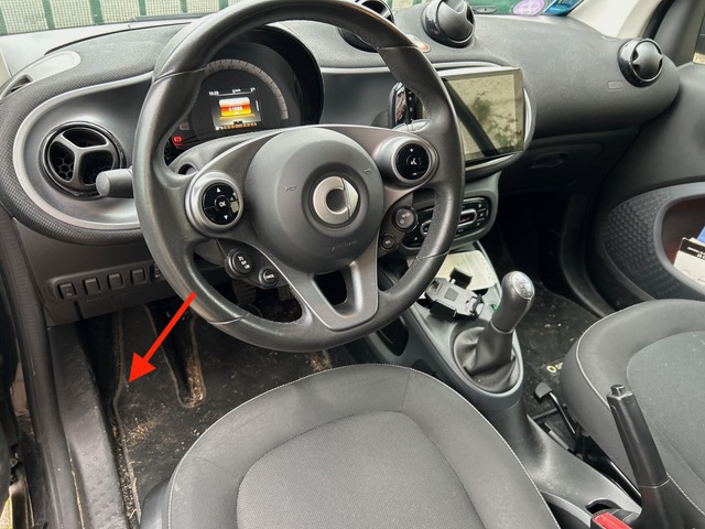 Fleche rouge indiquant l emplacement de la prise OBD2 sur Smart Fortwo