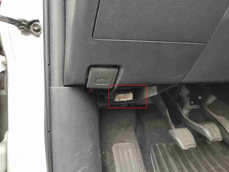 Emplacement de la prise de diagnostic OBD2 sous le tableau de bord d un Toyota RAV4