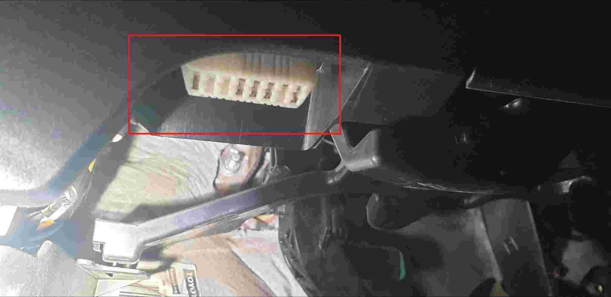 Emplacement de la prise de diagnostic OBD2 sous le tableau de bord d une Toyota Yaris
