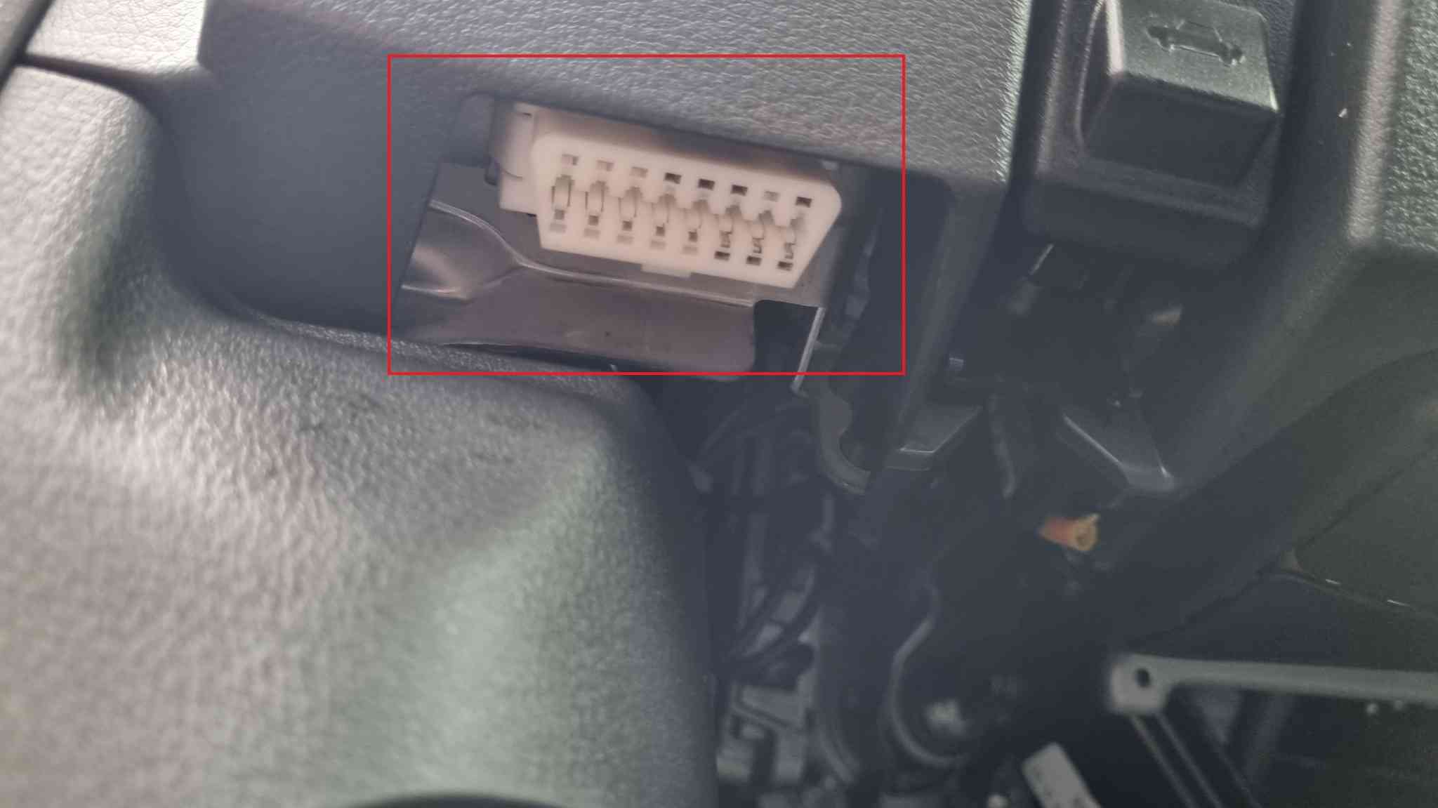 Prise de diagnostic OBD2 blanche sous le tableau de bord d une Toyota Yaris 3