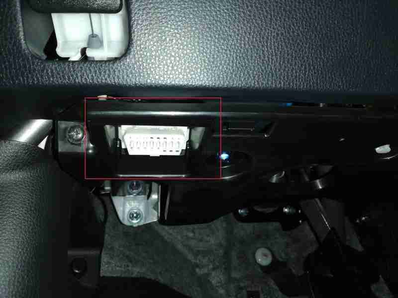 Prise de diagnostic OBD2 sous le tableau de bord d'une Toyota Yaris hybride