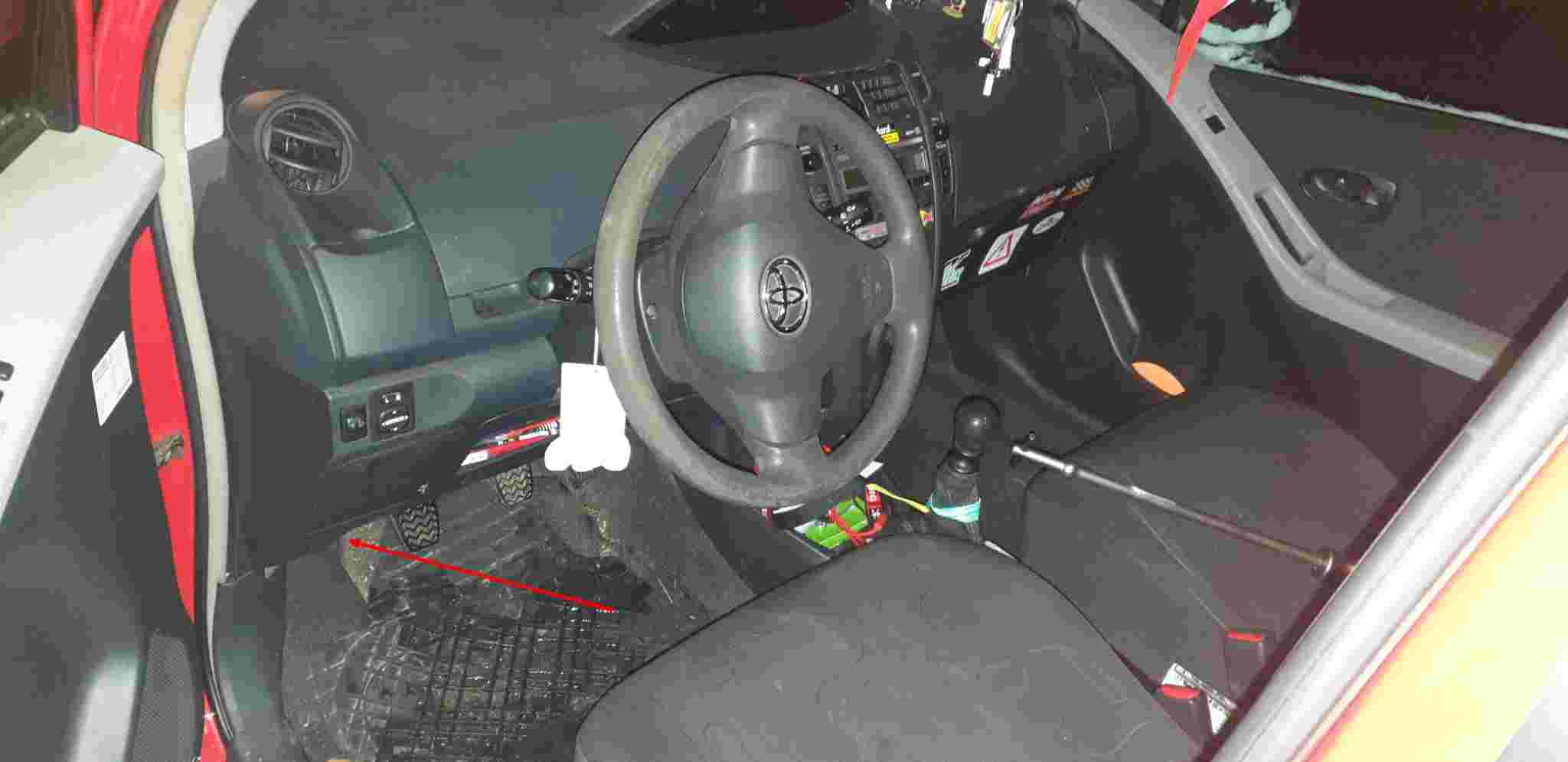 Emplacement de la prise de diagnostic OBD2 sous le tableau de bord d une Toyota Yaris 2