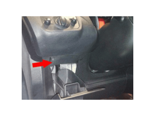 Accès à la prise de diagnostic OBD2 derrière le vide-poche d'une Ford Galaxy
