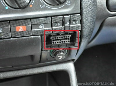 Visualisation de la prise de diagnostic OBD2 sur la console centrale d'une voiture