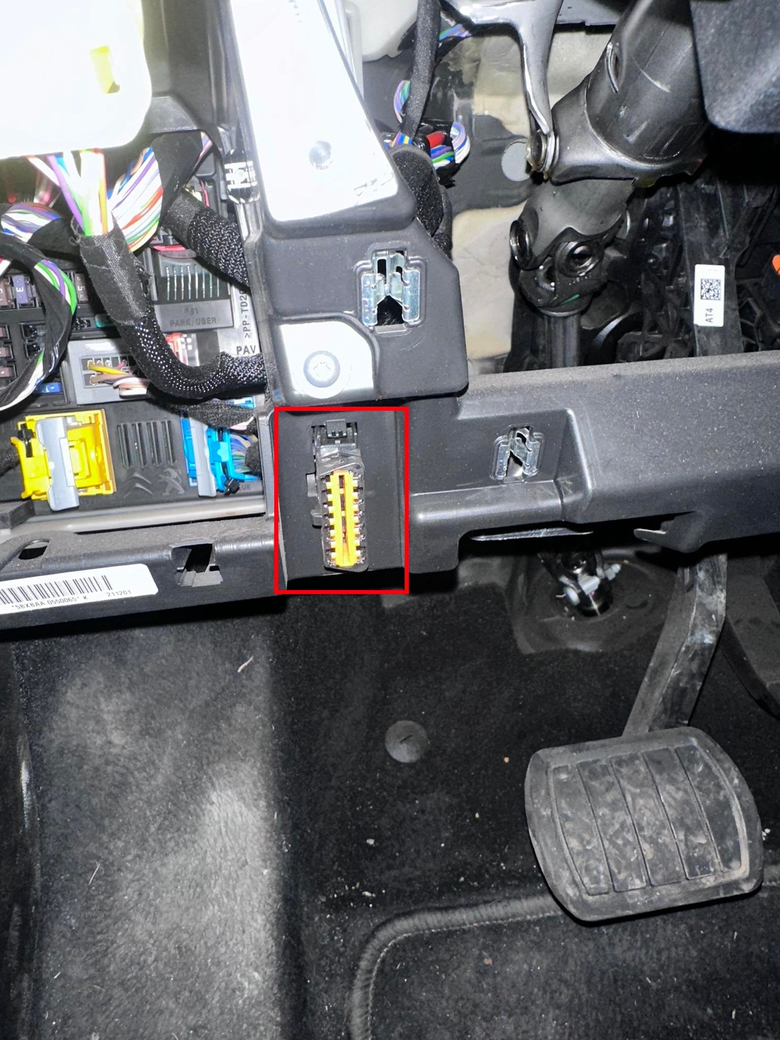 Localisation de la prise de diagnostic OBD2 sous le tableau de bord d'un véhicule