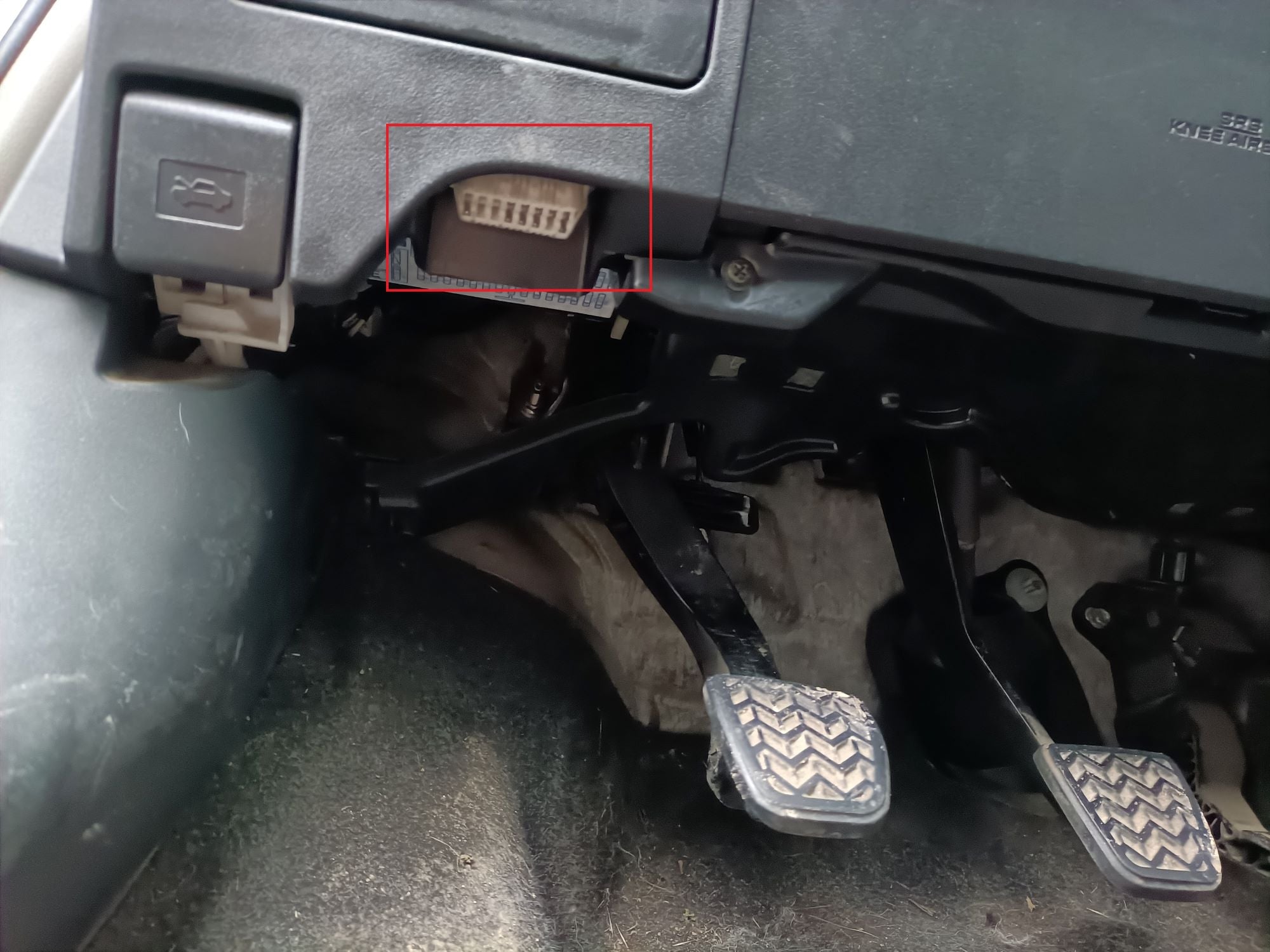 Localisation de la prise de diagnostic OBD2 sous le tableau de bord d une voiture