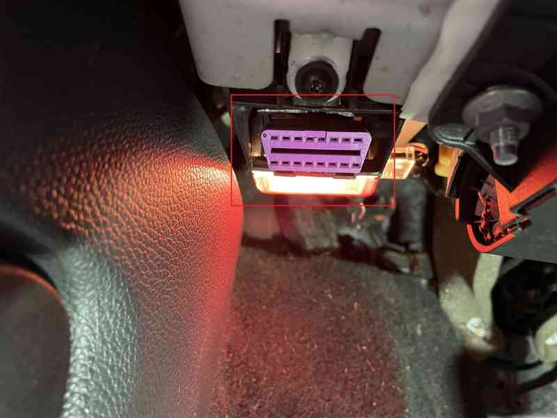 Prise de diagnostic OBD2 violette sous le tableau de bord d une Volkswagen Golf 6