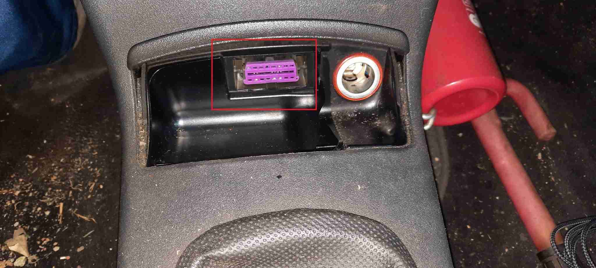 Emplacement de la prise OBD2 violette dans la console centrale d'une Volkswagen Polo 3