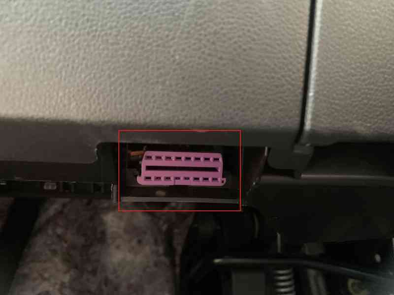 Emplacement de la prise de diagnostic OBD2 violette sous le tableau de bord d une Volkswagen Polo 5
