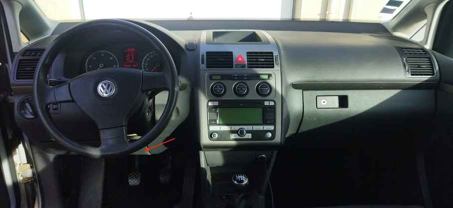 Emplacement de la prise de diagnostic OBD2 sous le volant d'une Volkswagen Touran 2