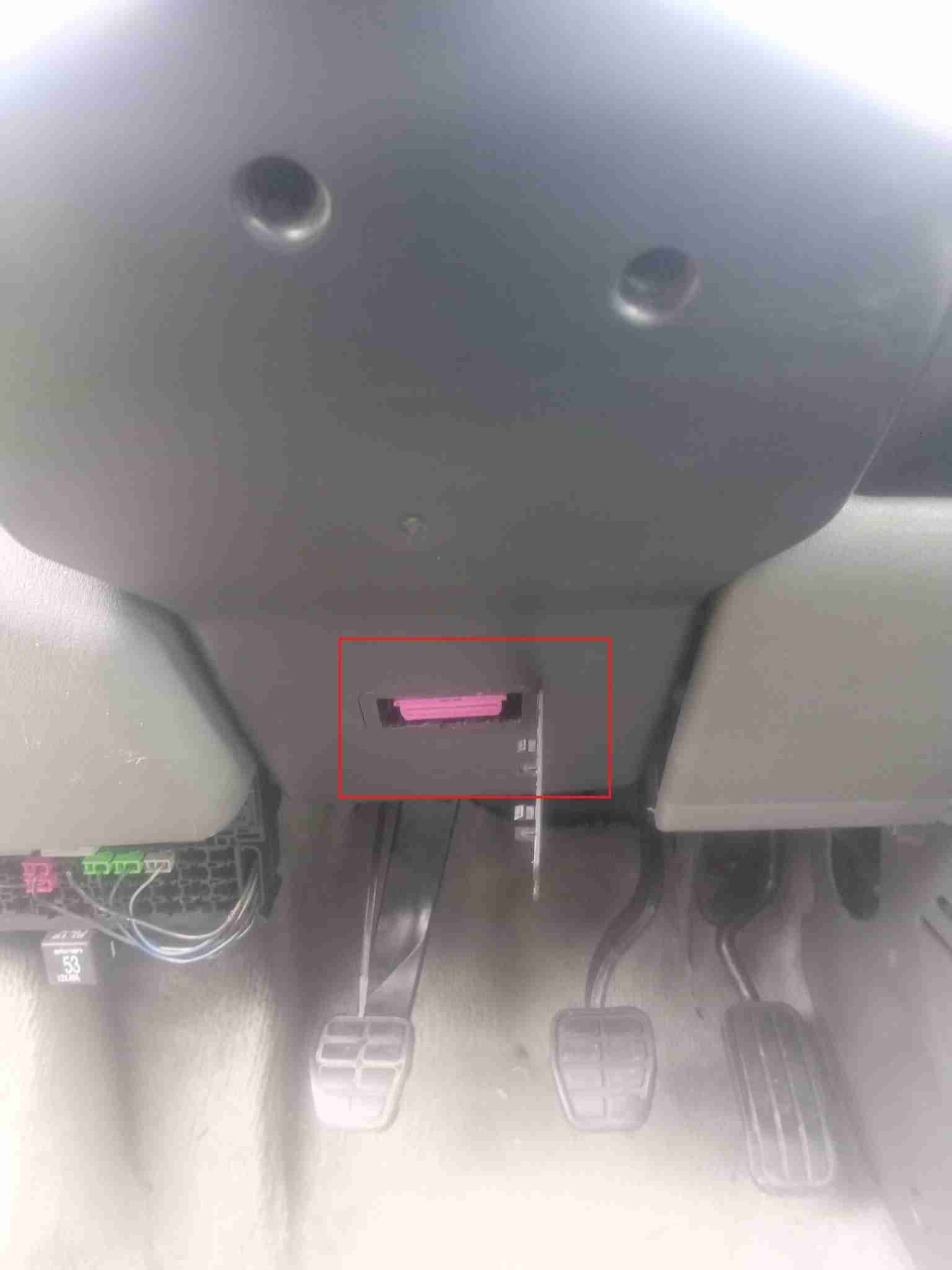 Emplacement de la prise OBD2 rose sous le volant d un utilitaire Volkswagen Transporter T4