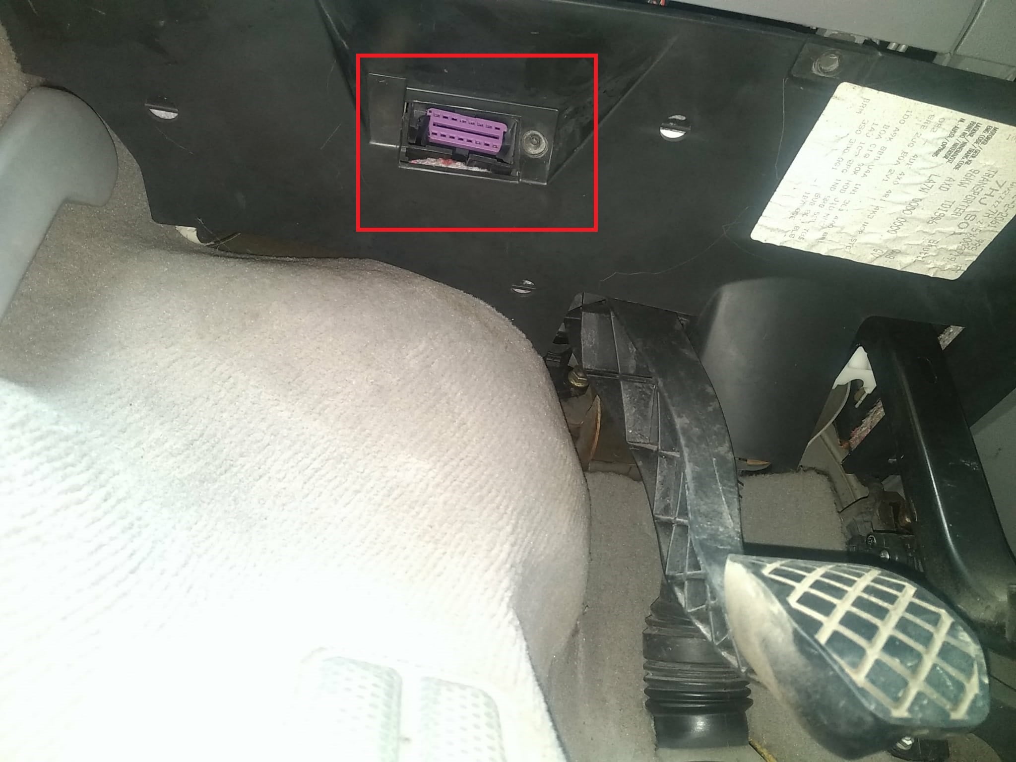 Prise de diagnostic OBD violette sous le tableau de bord d un utilitaire Volkswagen T5