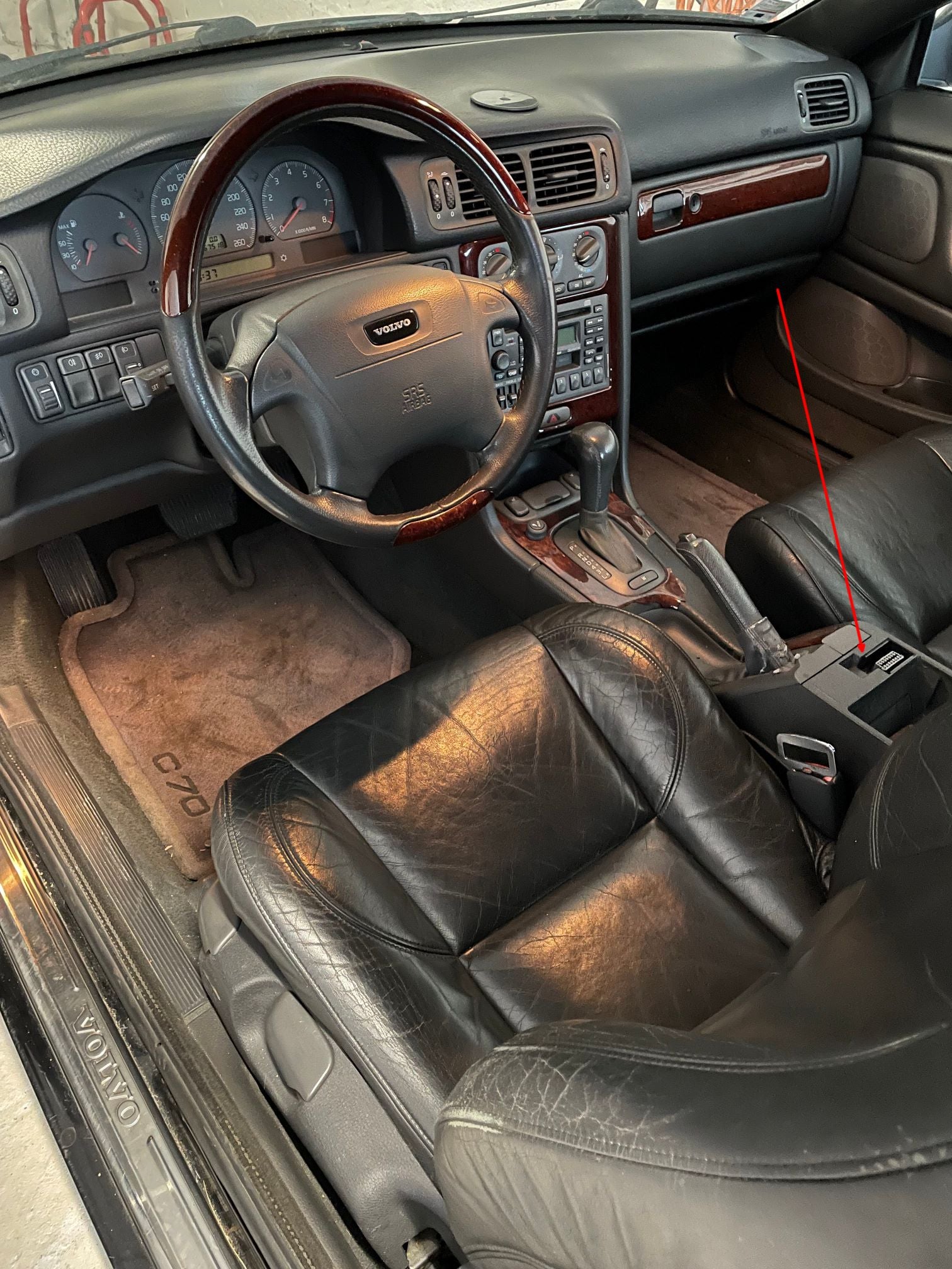 Localisation de la prise de diagnostic OBD2 sous la console centrale d'une Volvo C70