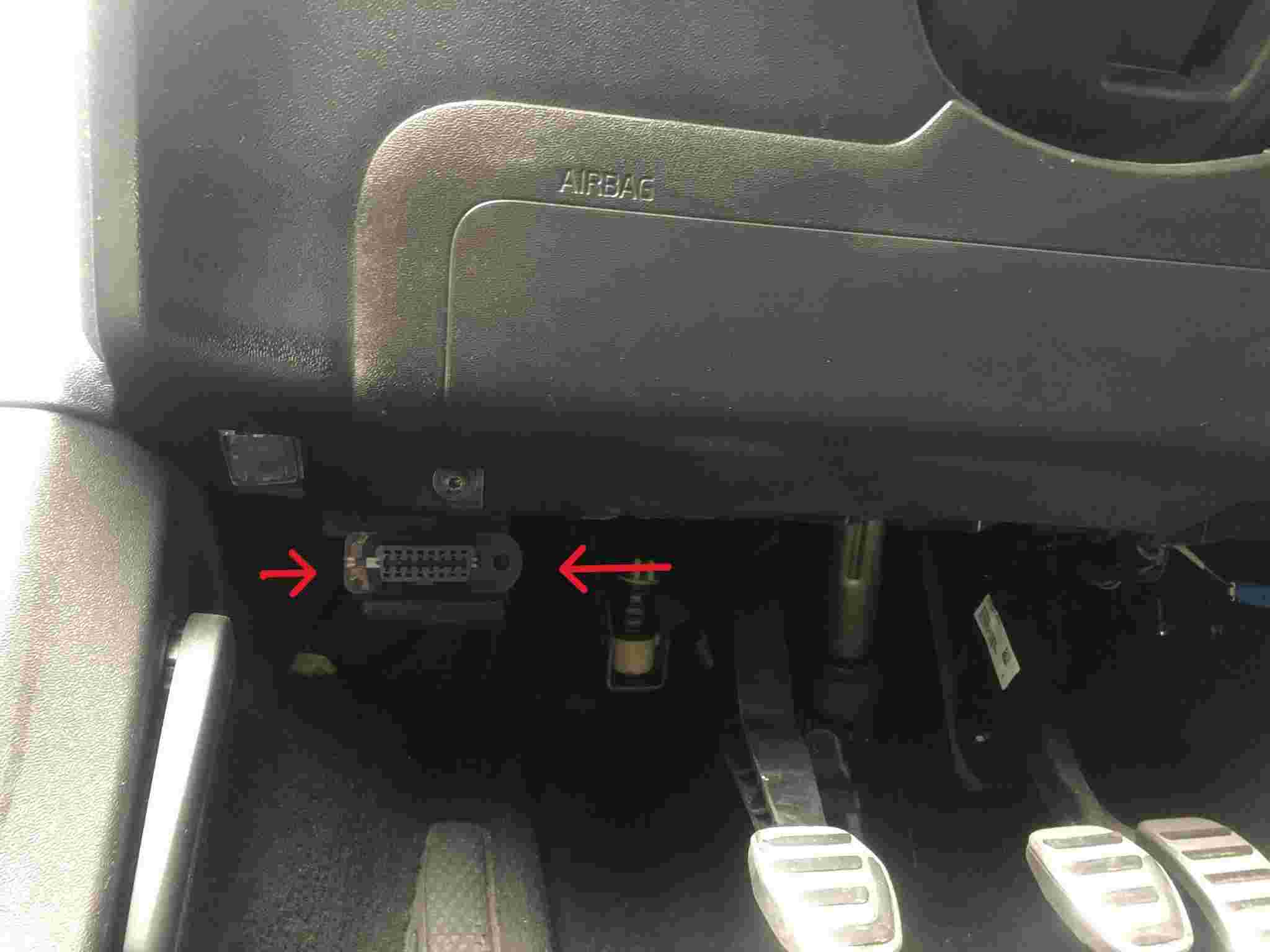 Localisation de la prise de diagnostic OBD2 sous le volant d une Volvo V40 D3