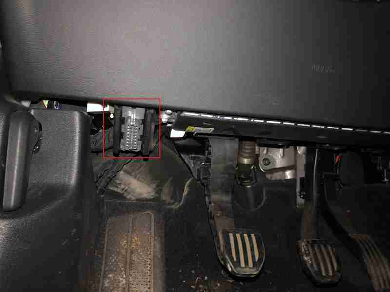 Localisation et branchement de la prise de diagnostic OBD2 sous le volant d une Volvo XC40