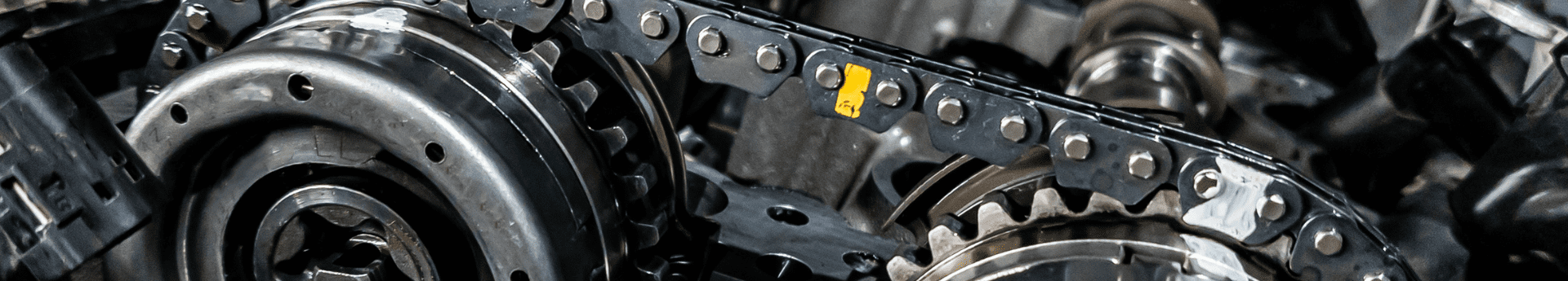 Vue en gros plan d une chaine de distribution sur un moteur de voiture