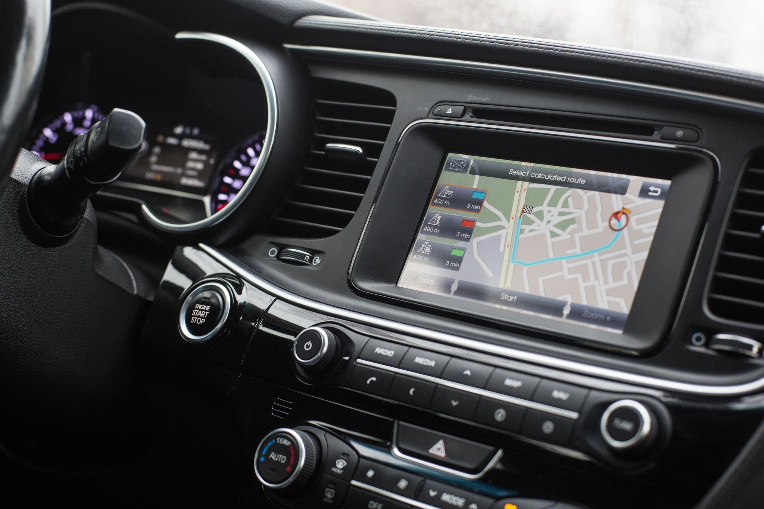Écran tactile de navigation GPS intégré au tableau de bord d une voiture moderne