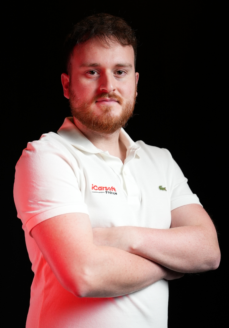 Portrait de Erwan membre de l'équipe iCarsoft France en polo blanc