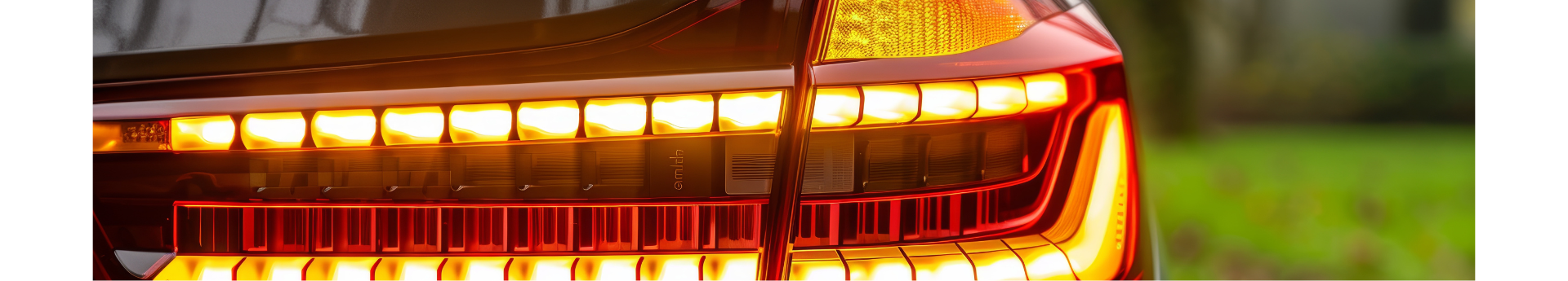 Gros plan sur l optique de phare et le feu de signalement led dynamique d une berline moderne