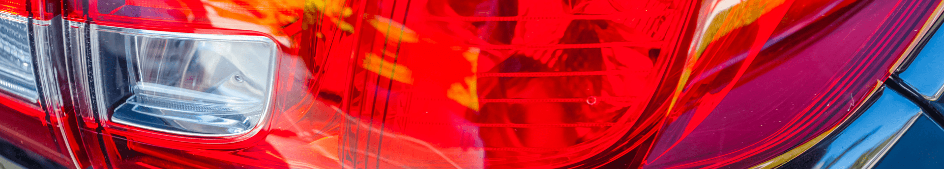 Gros plan sur un bloc optique arrière rouge et blanc pour l entretien des feux de recul