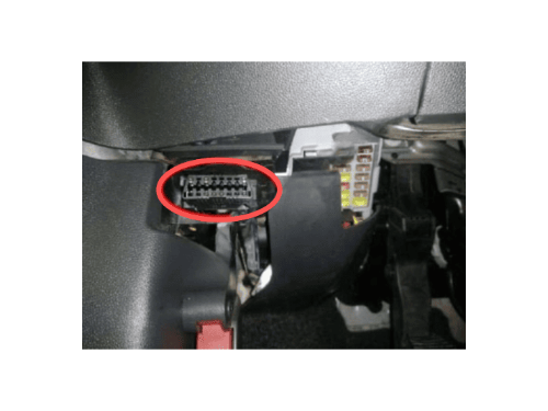 Localisation de la prise de diagnostic OBD2 sur une Fiat 500 Sport