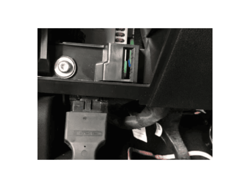 Localisation de la prise de diagnostic OBD2 et de la boite a fusibles sur une Fiat 500L