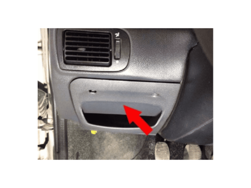 Fleche rouge indiquant l emplacement de la boite a fusibles de la Fiat Albea