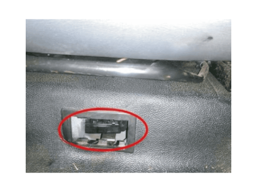 Localisation du connecteur de diagnostic OBD2 sur une Fiat Barchetta par iCarsoft France