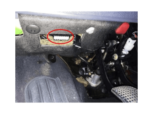 Emplacement de la prise de diagnostic OBD sous le tableau de bord d une Fiat Bravo