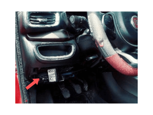Emplacement de la prise de diagnostic OBD sous le tableau de bord d une Fiat Cronos