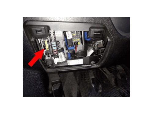 Emplacement de la boîte à fusibles et de la prise de diagnostic OBD d un Fiat Doblo