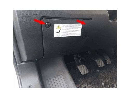 Emplacement des vis de la trappe sous le volant d un utilitaire Fiat Ducato 3