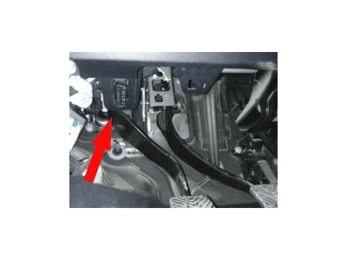 Emplacement de la prise OBD au niveau des pedales sur Fiat Freemont pour diagnostic