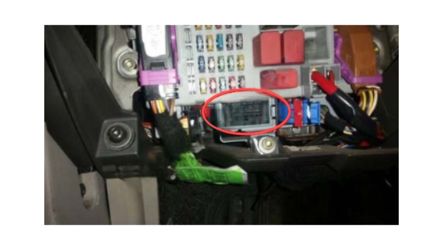 Boîtier de fusibles et prise OBD de Fiat Idea entourée en rouge pour diagnostic auto