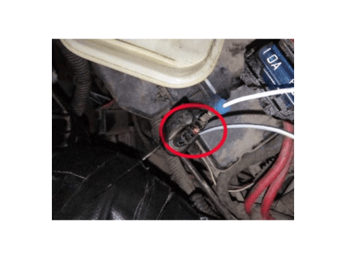 Localisation de la prise de diagnostic OBD sur le moteur d une Fiat Marea