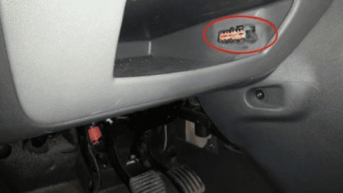 Emplacement de la prise OBD sur un utilitaire Fiat Scudo pour diagnostic auto