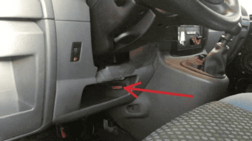 Emplacement de la prise de diagnostic OBD2 sous le volant d une Fiat Scudo