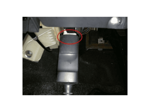 Localisation du connecteur de diagnostic OBD entouré en rouge dans une Fiat Sedici