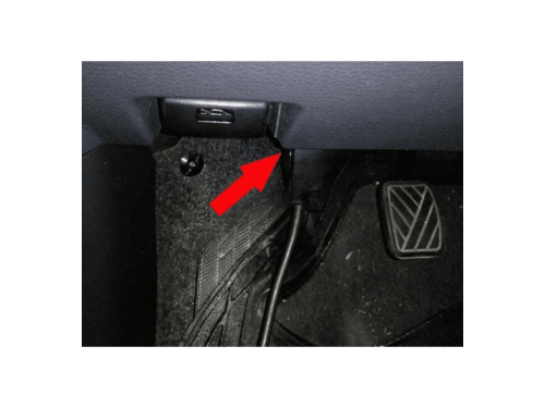 Emplacement de la prise OBD de diagnostic sur une Fiat Sedici vers le repose pied