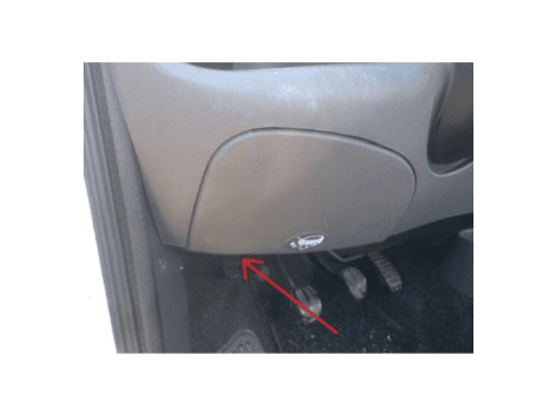 Emplacement de la manette de capot sous le tableau de bord d une Fiat Seicento