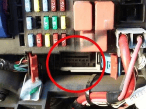 Emplacement de la prise de diagnostic OBD2 et de la boite a fusibles de la Fiat Strada