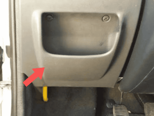 Emplacement de la prise OBD2 derrière le vide poche d un utilitaire Fiat Strada